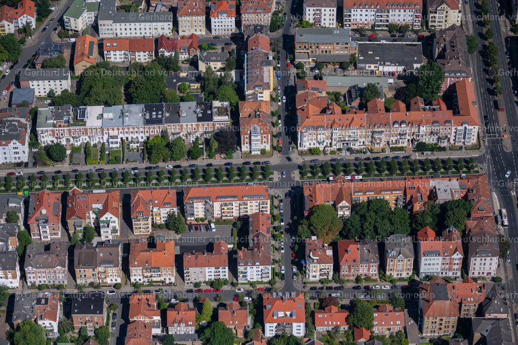4035544 | BRAUNSCHWEIG 31.07.2020 Verlauf der Straßenführung der Jasperallee mit Wohngebäuden in der Innenstadt in Braunschweig im Bundesland Niedersachsen, Deutschland. // Street - road guidance of Jasperallee in Brunswick in the state Lower Saxony, Germany. Foto: Gerhard Launer