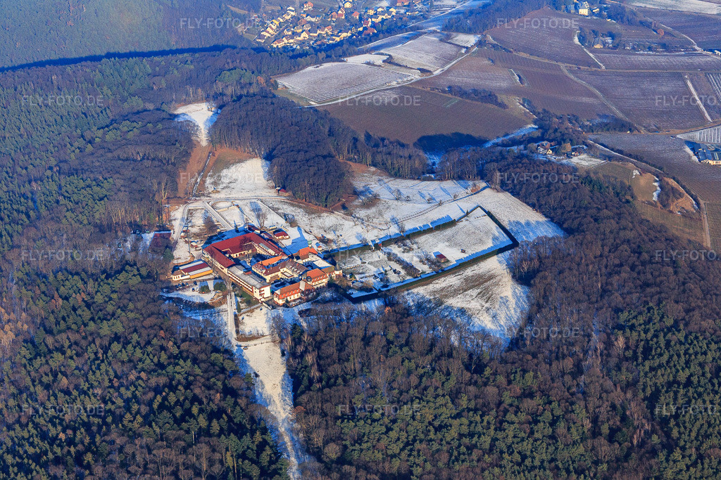 Luftbild: Perdepension im Kloster Liebfrauenberg im Winter bei Schnee in Bad Bergzabern im Bundesland Rheinland-Pfalz in Deutschland. Foto: IMG_096423.jpg vom 22.01.2017 durch Werner Riehm/FLY-FOTO.de