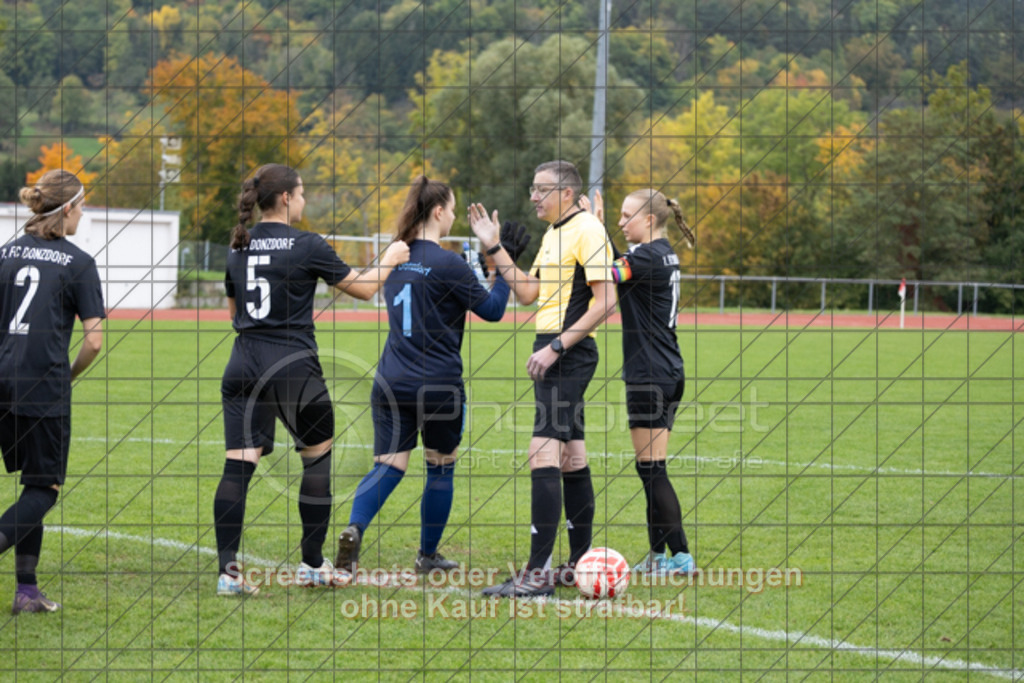 20251012_130320_0075 | #,1.FC Donzdorf (schwarz) vs. VfB Stuttgart II (rot), Fussball, Frauen-Verbandsliga Württemberg, 05. Spieltag, Saison 2025/2026, Rasenplatz Lautertal Stadion, Süßener Straße 16, 73072 Donzdorf, 12.10.2025 - 13:00 Uhr,Foto: PhotoPeet-Sportfotografie/Peter Harich