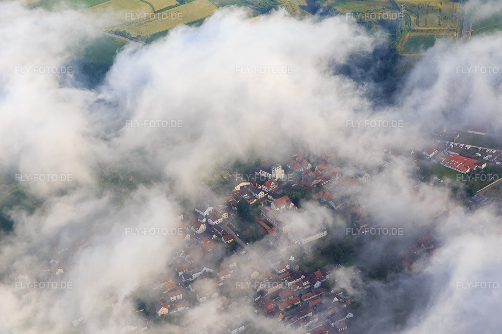 Luftbild: Grundschule und Mundohalle unter Wolken in Minfeld im Bundesland Rheinland-Pfalz in Deutschland. Foto: IMG_089984.jpg vom 26.06.2016 durch Werner Riehm/FLY-FOTO.de