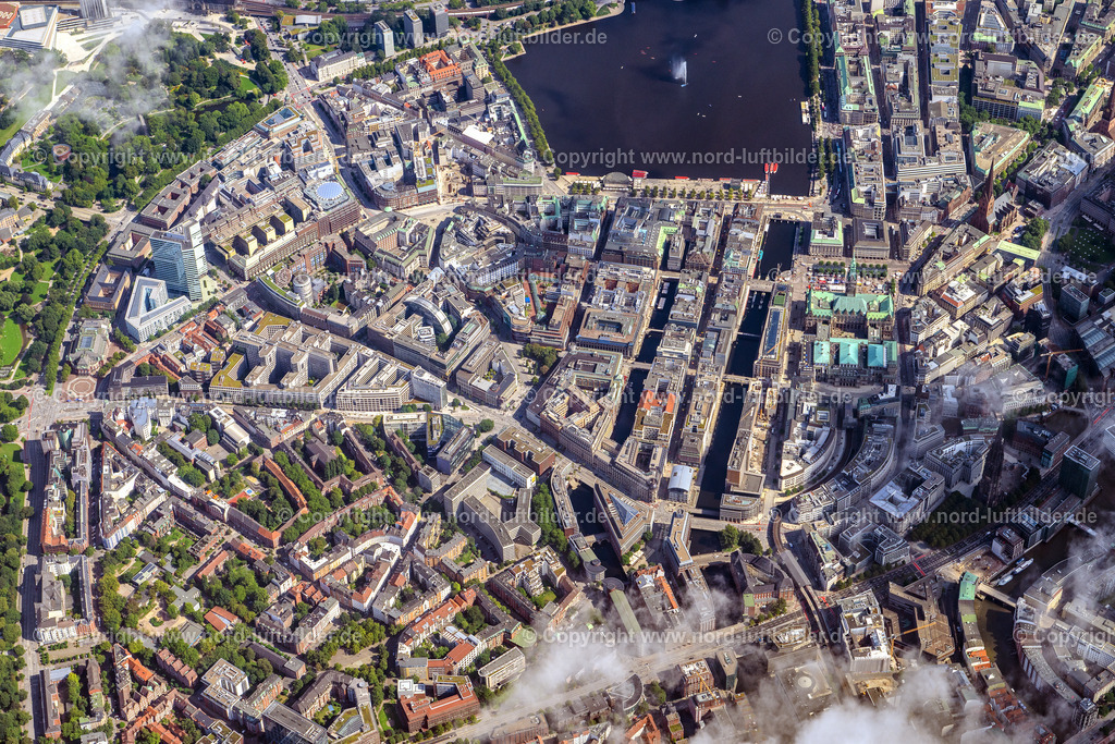 Hamburg_Mitte_Hoch_ELS_0502200823 | HAMBURG 20.08.2023 Stadtzentrum im Innenstadtbereich am Ufer der Alster im Ortsteil Altstadt in Hamburg, Deutschland. // The city center in the downtown area on lake side of Alster in the district Altstadt in Hamburg, Germany. Foto: Martin Elsen