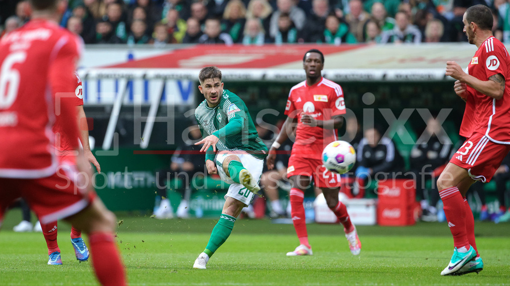 Fussball, Bundesliga, SV Werder Bremen - 1. FC Union Berlin | v.li.: Romano Schmid (SV Werder Bremen, 20) beim Torschuss, schießt auf das Tor, am Ball, Aktion, Action, Spielszene, DIE DFL-RICHTLINIEN UNTERSAGEN JEGLICHE NUTZUNG VON FOTOS ALS SEQUENZBILDER UND/ODER VIDEOÄHNLICHE FOTOSTRECKEN. DFL REGULATIONS PROHIBIT ANY USE OF PHOTOGRAPHS AS IMAGE SEQUENCES AND/OR QUASI-VIDEO.