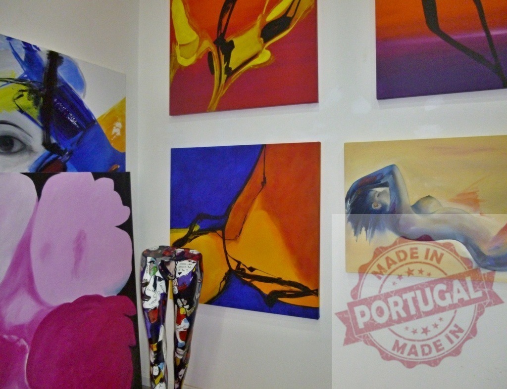 Colorful contemporary abstract paintings hanging in art gallery | Modern abstract and figurative artworks displaying vibrant colors in a bright gallery space - Realisiert mit Pictrs.com