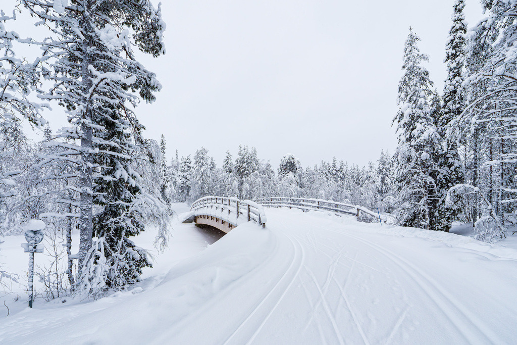 Landschaft im Winter mit Loipe und Brücke in Äkäslompolo, Finnland | Landschaft im Winter mit Loipe und Brücke in Äkäslompolo, Finnland.
