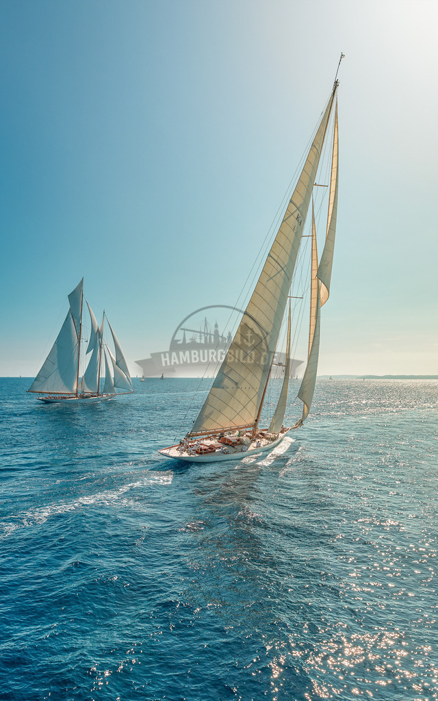 ELENA St Tropez 6 | Exklusive Hamburg collagen, tolle Segelbilder und viele weitere tolle Motive auf Leinwand, Poster, Alu-Dibond, u.v.m. findet Ihr bei uns auf hamburgbild.de. Findet Euer Wandbild für Euer Zuhause, Büro oder die  Praxis…. - Realisiert mit Pictrs.com