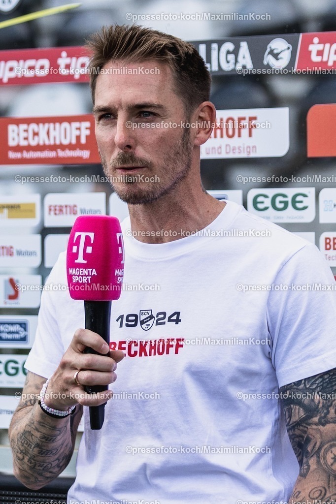 xkwix09082502005 | 09.08.2025, xkwix, Fußball, Dritte Liga, SC Verl - SV Wehen Wiesbaden, Sportclub Arena: Tobias Strobl (SC Verl Cheftrainer) 