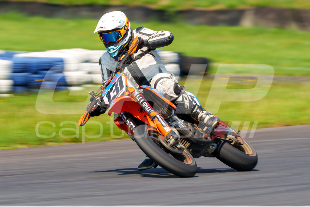 G-Cup + Supermoto Staatsmeisterschaft + Hungarian Supermoto Championship | GRIPcapture steht für authentische Sportfotografie in Österreich – für Momente, die mehr sind als Geschwindigkeit oder Ergebnis. Es geht um Emotion, Spannung, Fokus und den Augenblick, der oft nur einen Wimpernschlag dauert.Ob Motorsport, Teamsport oder 