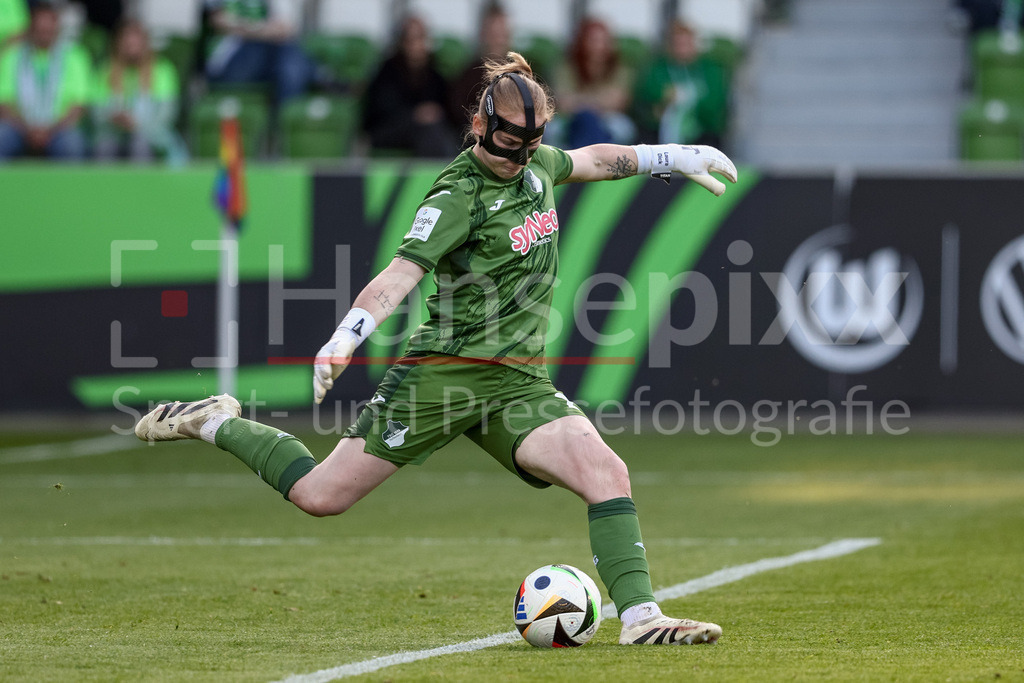 Fussball, Google Pixel Frauen-Bundesliga, VfL Wolfsburg - TSG 1899 Hoffenheim | Laura Dick (Torhüterin, Torwart, TSG 1899 Hoffenheim, 21) am Ball, Freisteller, Einzelbild, Ganzkörper, Aktion, Action, Spielszene, DIE DFB-RICHTLINIEN UNTERSAGEN JEGLICHE NUTZUNG VON FOTOS ALS SEQUENZBILDER UND/ODER VIDEOÄHNLICHE FOTOSTRECKEN. DFB REGULATIONS PROHIBIT ANY USE OF PHOTOGRAPHS AS IMAGE SEQUENCES AND/OR QUASI-VIDEO.