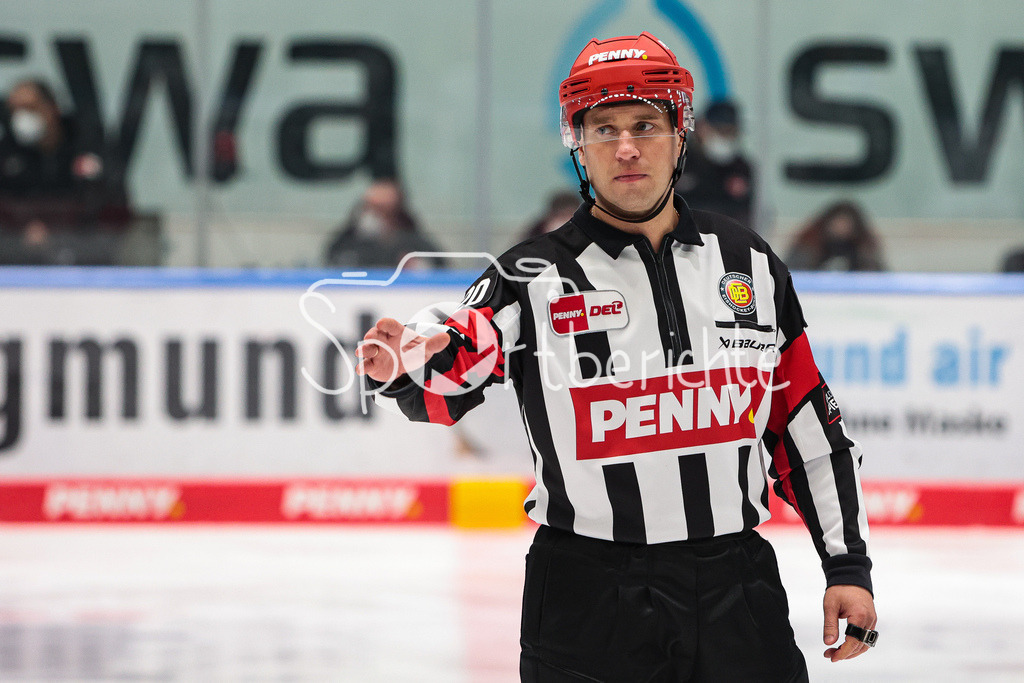 Augsburger Panther - Iserlohn Roosters | DEL Schiedsrichter Andris ANSONS in Aktion