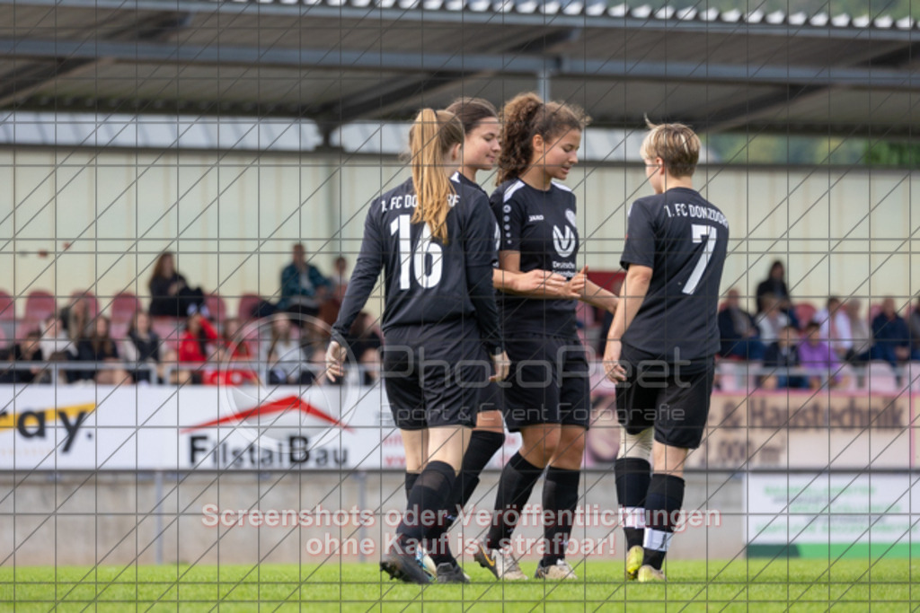 20250928_143254_0560 | #,1.FC Donzdorf (schwarz) vs. TV Derendingen (rot), Fussball, Frauen-Verbandsliga Württemberg, 03. Spieltag, Saison 2025/2026, Rasenplatz Lautertal Stadion, Süßener Straße 16, 73072 Donzdorf, 28.09.2025 - 13:00 Uhr,Foto: PhotoPeet-Sportfotografie/Peter Harich