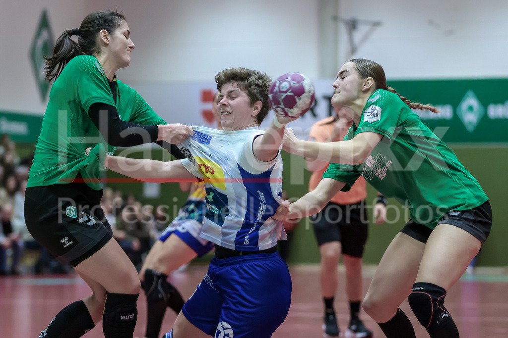 Handball, 2. Bundesliga Frauen, SV Werder Bremen - TSG 1846 Mainz-Bretzenheim | v.li.: Anna Lena Bergmann (SV Werder Bremen, 25), Kim Quetsch (TSG 1846 Mainz-Bretzenheim, 5) und Luca Schumacher (SV Werder Bremen, 9) im Zweikampf, Duell, Spielszene, Aktion, Action