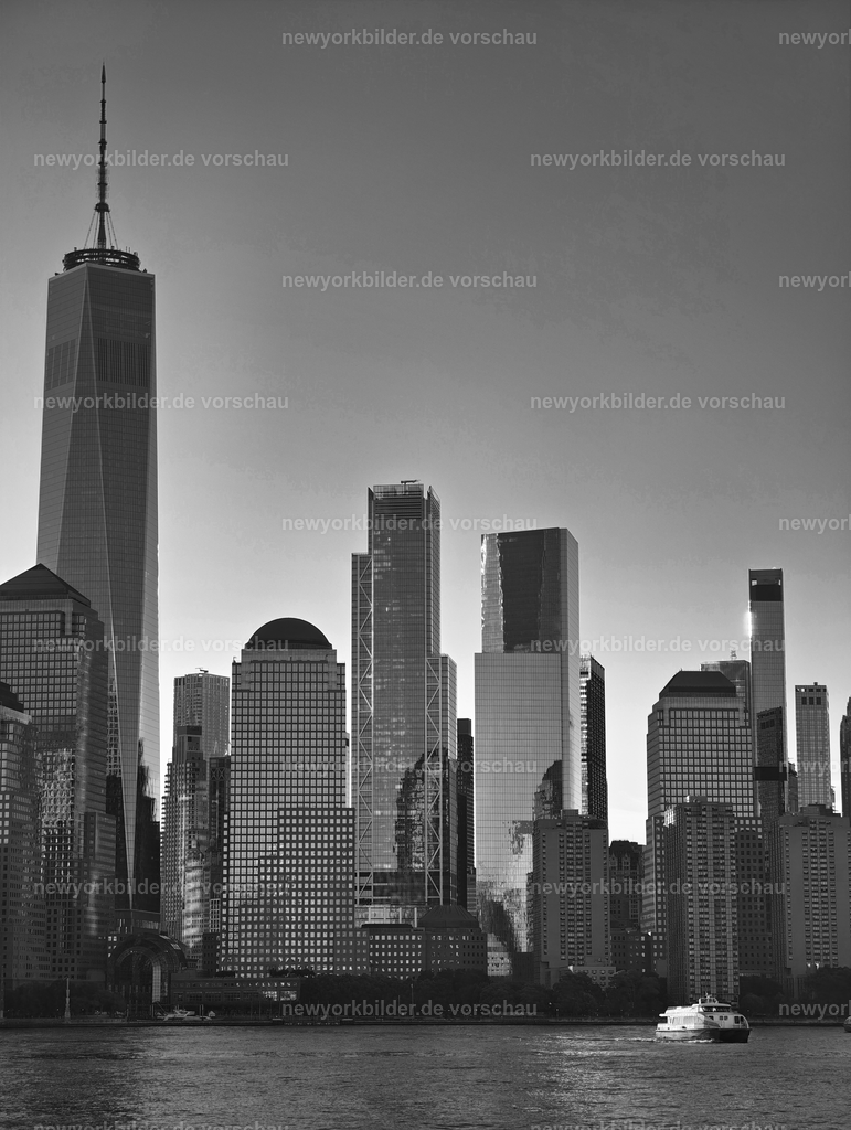 Hudson River und Manhattan Skyline – ein zeitloser Blick | Ein Blick, der die Essenz von New York einfängt: Der Hudson River erstreckt sich ruhig, während die Skyline von Manhattan im Hintergrund stolz in den Himmel ragt. Zwischen Wasser und Wolken erhebt sich die Stadt wie ein Monument der Moderne, ihre Türme spiegeln Licht und Leben. Eine Fähre zieht ihre Bahn über den Fluss, auf dem Weg nach Jersey City – ein Symbol für Bewegung und die ständige Verbindung zwischen den Ufern. Dieses Motiv ist zeitlos schön, ein Zusammenspiel aus Natur und Architektur, aus Weite und urbaner Kraft. Es erzählt von Freiheit, von der Dynamik einer Metropole und von Augenblicken, die man festhalten möchte, weil sie die Seele der Stadt offenbaren. Wer diesen Blick erlebt, spürt die unvergleichliche Energie des Big Apple – eine Stadt, die niemals stillsteht und deren Herz in jedem Sonnenstrahl schlägt, der sich im Wasser bricht.