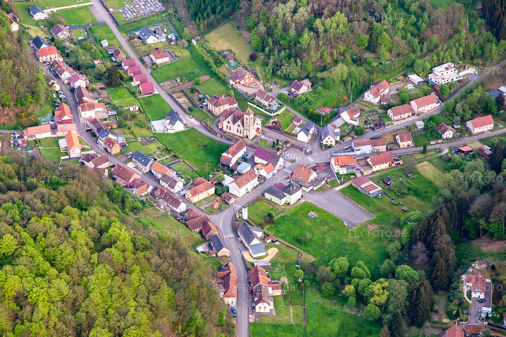 Luftbild: Salle communale de Siertsthal, Église Saint-Marc de Siersthal in Siersthal im Bundesland Moselle in Frankreich. Foto: IMG_140435.jpg vom 30.04.2024 durch Werner Riehm/FLY-FOTO.de