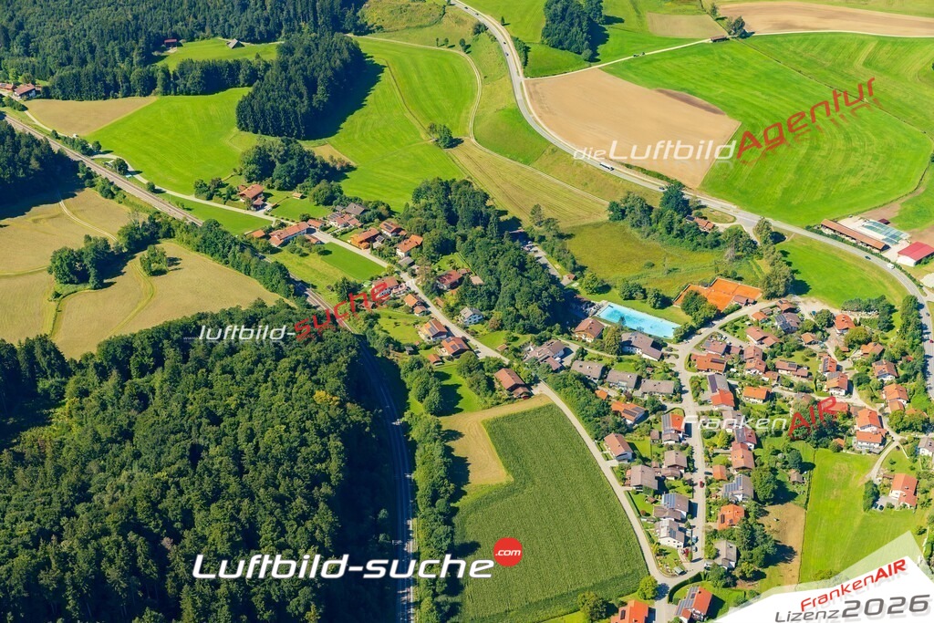 Luftaufnahme von Vachendorf - Die Luftaufnahme wurde 2025 vom UL-Flugzeug heraus erstellt ( keine Drohne ) - Hochauflösende Luftaufnahme - für professionelle Ausdrucke geeignet. Die Geschenkidee !Mit Lizenz und Bildrechte bestellbar