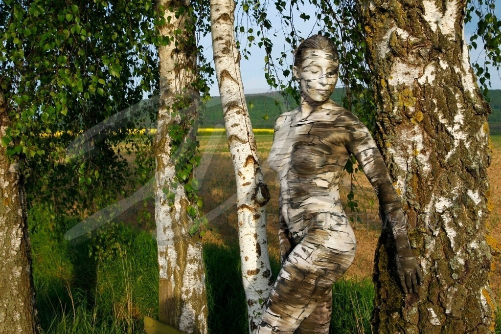 NatureArt-BIRKENBANK_9576a | Die Frau zwischen den Birken | #003 | Modell: Jana | Foto: Tschiponnique Skupin - Realisiert mit Pictrs.com