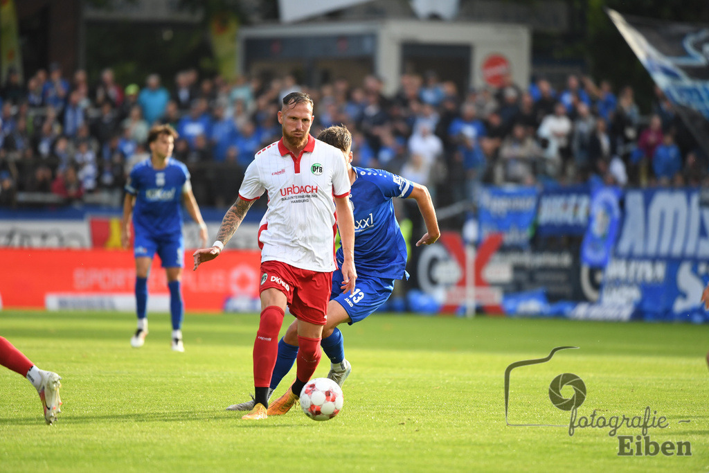 SV Meppen-VfB Lübeck | Herren Regionalliga Nord; SV Meppen (blau)-VfB Lübeck (weiß) am 01.08.2025 in Meppen (Hänsch-Arena), Photo: Philip Eiben 2025 - Realisiert mit Pictrs.com