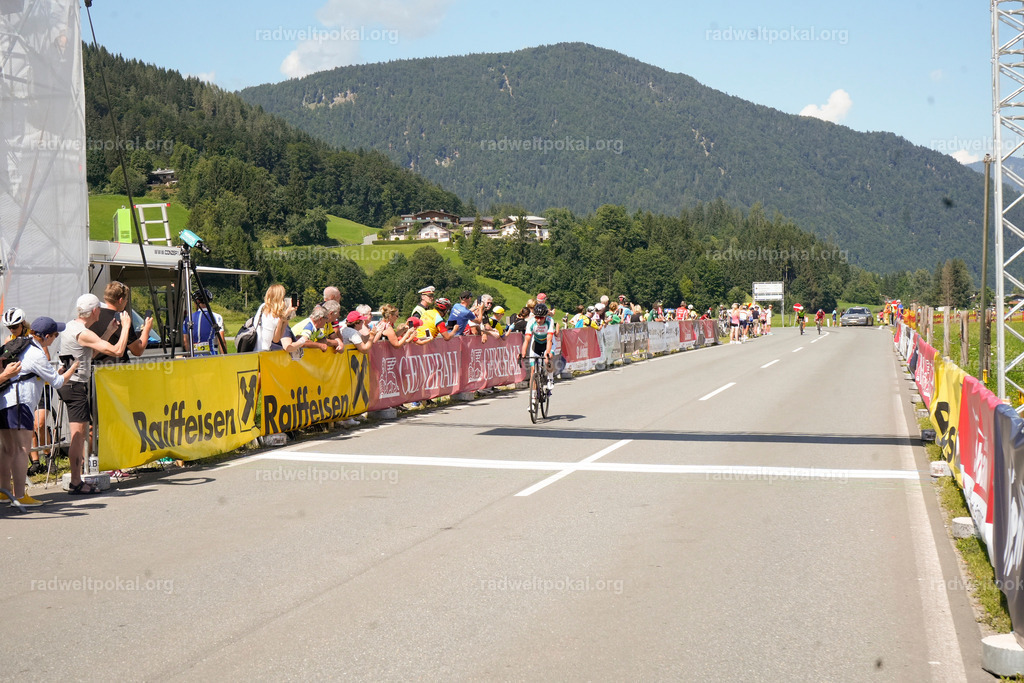 706_20230817_Bewerb_Maenner_Muehlanger | AUT - OESTERREICH, 2023-08-16: SPORT RENNRAD-FAHREN - 55. INTERNATIONALER RADWELTPOKAL IN ST. JOHANN IN TIROL  - Vintage-Radrennen mit WM-Bronze-Medaillen-Siegerin Christina Schweinberger, den Teilnehmer und Alexander Baumann (vom Orginastions-Team) - TAG 2 BEWERB MAENNER IN SECHS GRUPPEN  ; Foto: Roland Muehlanger