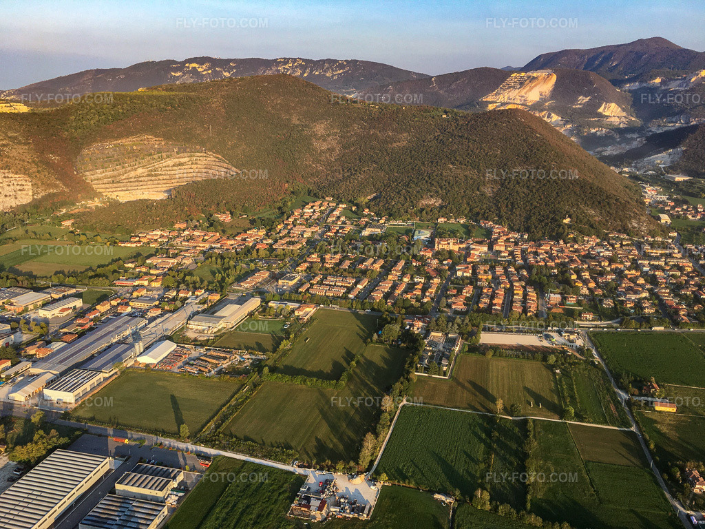 Aerial view: View of the town in Nuvolera in the state Brescia, Italy. – Photo: IMG-135027.jpg taken on 09/23/2022 by Werner Riehm/FLY-FOTO.com – Resolution of the original: 4032 x 3024 px
