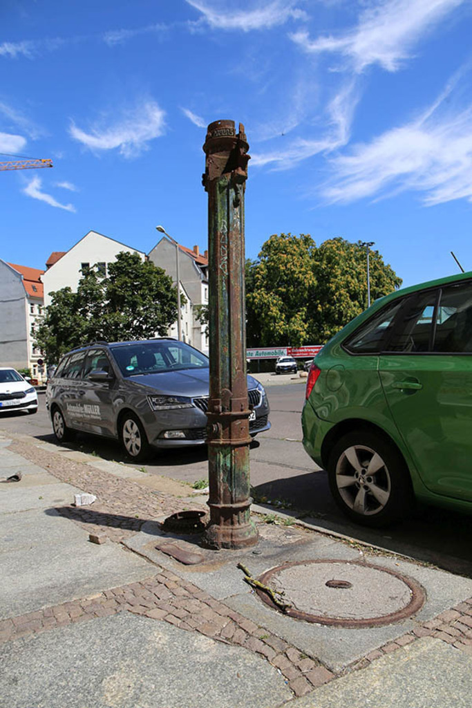 Handschwengelpumpe - Typ Delphin - Bernhardstraße 7 unsaniert 2023 | Entdecke über 20 Kategorien Leipzig-Motive: Foto-Downloads, hochwertige Poster, Leinwand- & Fine-Art-Prints. Jetzt Lieblingsfoto im Bildlexikon Leipzig Shop bestellen!