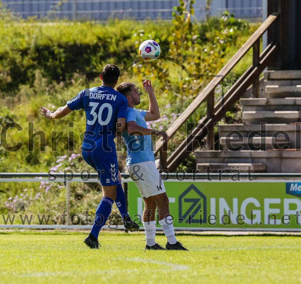 2023-09-16_017_FC_Langengeisling_gegen_TSV_Dorfen | Erding, Deutschland, 16.09.2023:
Fußball, Bezirksliga Oberbayern Ost 2023 / 2024, 9. Spieltag, FC Langengeisling gegen TSV Dorfen, Endergebnis: 3:1

Michael Eder (TSV Dorfen, #30), David Riederle (FC Langengeisling, #14)

Foto: Christian Riedel / fotografie-riedel.net