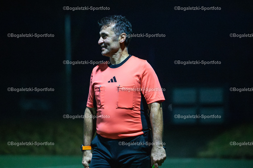 Kreispokal DU/MH/DIN, Achtelfinale, TuS Mündelheim - VfB Speldorf, Duisburg, Germany | 16.01.2026, Fussball, Kreispokal DU/MH/DIN, TuS Mündelheim - VfB Speldorf: Schiedsrichter-Assistent Ayhan Ünal  - Realisiert mit Pictrs.com