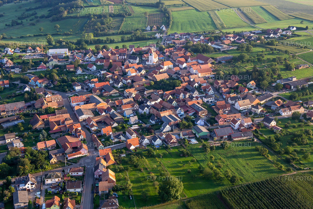 Vue aérienne: Église Saint-Hilaire à Minversheim dans le département Bas Rhin, France – .Photo: IMG_138064.jpg prise le 19/08/2023 par Werner Riehm/FLY-FOTO.eu – Résolution de l'original: 5147 x 3431 px – ccueil - Au Coeur de la Zorn