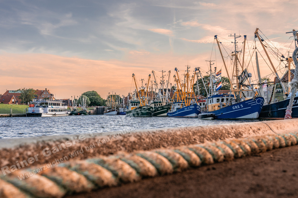20220728 Greetsiel 117 R Ganske | Onlineshop mit Bildern von Stränden, Häfen und Meer. Leinwände, Poster, Kalender und andere Materialien erhältlich. Kommerzielle Lizenzen möglich.  - Realisiert mit Pictrs.com