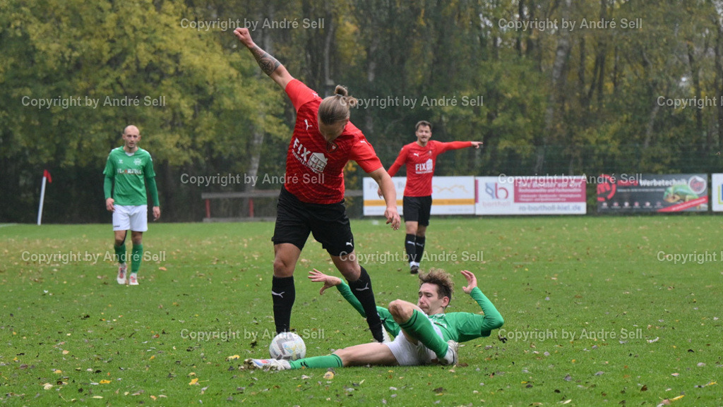 SSG Rot-Schwarz Kiel vs IF Stjernen Flensborg | Ben-Joel Jarik (Kiel #26) / David Pawlowski (Stjernen #16) - Fußball-Landesliga Schleswig Männer 2024/2025 / SSG Rot-Schwarz Kiel vs IF Stjernen Flensborg / Sportplatz Meimersdorf / Kiel / 19.10.24 - Realisiert mit Pictrs.com
