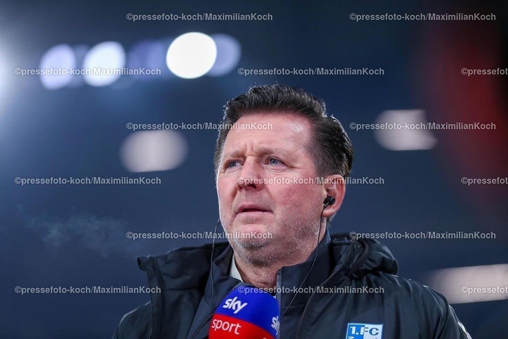 S0401022502161 | 01.02.2025, Fußball, FC Schalke 04 - 1. FC Magdeburg, 2.. Fußball Bundesliga, 20. Spieltag, Veltins-Arena Gelsenkirchen, Saison 2024 2025: Trainer Christian Titz (Cheftrainer 1.FC Magdeburg)DFB regulations prohibit any use of photographs as image sequences and or quasi-video.