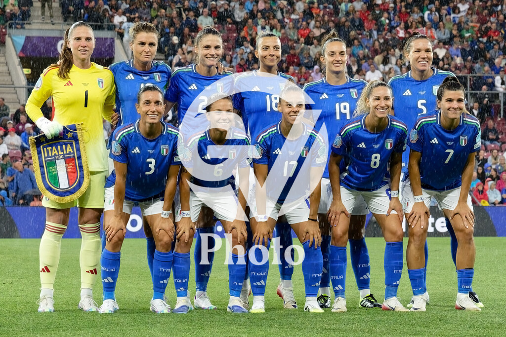 Portugal v Italy - UEFA Women's EURO 2025 Group B | GENEVA, SWITZERLAND - JULY 7:  players of Italy pose for team photo during the UEFA Women's EURO 2025 Group B match between Portugal and Italy at Stade de Geneve on July 7, 2025 in Geneva, Switzerland. (Photo by Giuseppe Velletri/Sports Press Photo/Getty Images)