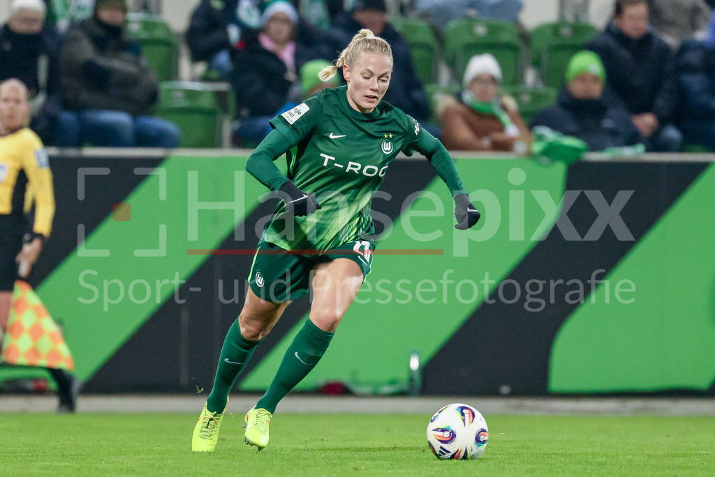 Fussball, Google Pixel Frauen-Bundesliga, VfL Wolfsburg - Hamburger SV | Guro Bergsvand (VfL Wolfsburg, 20) am Ball, Einzelbild, Ganzkörper, Aktion, Action, Spielszene, DIE DFB-RICHTLINIEN UNTERSAGEN JEGLICHE NUTZUNG VON FOTOS ALS SEQUENZBILDER UND/ODER VIDEOÄHNLICHE FOTOSTRECKEN. DFB REGULATIONS PROHIBIT ANY USE OF PHOTOGRAPHS AS IMAGE SEQUENCES AND/OR QUASI-VIDEO.