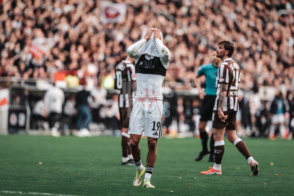 Fußball | Männer | Saison 2025/2026  | Fußball-Bundesliga | 25. Spieltag | FC St. Pauli vs. Eintracht Frankfurt | 08.03.2026 | Jean Bahoya (#19, Eintracht Frankfurt) ärgert sich nach dem Schluspfiff über das Unentschieden und zieht sich das Trikot über das Gesicht