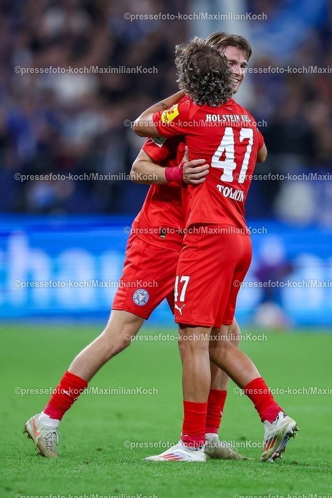 S0413092501194 | 13.09.2025, Fußball, FC Schalke 04 - Holstein Kiel, 5.Spieltag, 2. Fußball Bundesliga, Veltins-Arena Gelsenkirchen, Saison 2025 2026: Magnus Knudsen (Holstein Kiel #24) und John Tolkin (Holstein Kiel #47) freuen sich nach dem 1:0 Sieg über den Erfolg Abschlussjubel Freude Jubel DFB regulations prohibit any use of photographs as image sequences and or quasi-video.