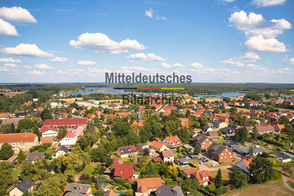Niegripp-Jerichower-Land-Luftbild_1625 | Die Luftaufnahme zeigt den Ort Niegripp im Hintergrund aus der Vogelperspektive. Das Bild dokumentiert die reizvolle Lage des Ortes im Jerichower Land. - Realisiert mit Pictrs.com