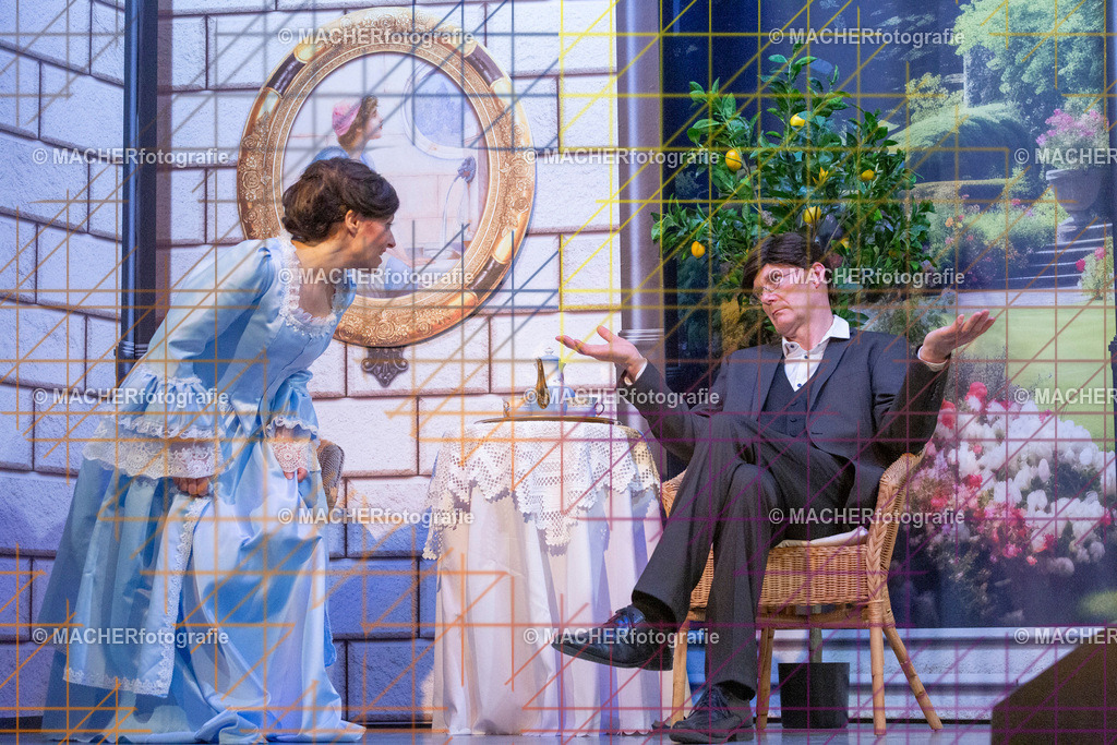 393_MFL-2025 | Portraitbilder von Regisseur; Darsteller; Techniker; Maske; Kostüme; Chor; Musiker; Bilderserie der Generalprobe und der Premierenvorstellung, Szenenbilder; Ausdrucksstudien; Bühnenüberblick; Bühnenkulissen; Pressefotos inkl. Redaktionsfoto Darstellergruppe.