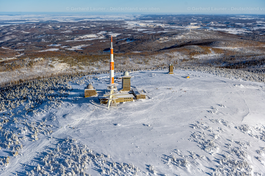 4044926 | SCHIERKE 14.02.2021 Winterlich schneebedeckte Funkturm und Sendeanlage auf der Kuppe des Brocken im Nationalpark Harz in Schierke im Bundesland Sachsen-Anhalt, Deutschland. Weiterführende Informationen bei: DFMG Deutsche Funkturm GmbH,  Deutscher Wetterdienst DWD. // Wintry snowy radio tower and transmitter on the crest of the mountain range Brocken in Harz in Schierke in the state Saxony-Anhalt, Germany. Further information at: DFMG Deutsche Funkturm GmbH,  Deutscher Wetterdienst DWD. Foto: Gerhard Launer