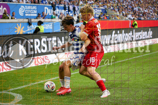 MSV Duisburg vs VfB Stuttgart II - 3. Liga | Duisburg, Deutschland, 02.08.25:   Jan-Simon Symalla (MSV Duisburg) und Julian Lüers (VfB Stuttgart II) im Kampf um den Ball waehrend des Spiels der 3. Liga MSV Duisburg vs VfB Stuttgart II in der schauinsland-reisen-arena(Foto von Brauer-Fotoagentur / Adrian Schlueter)