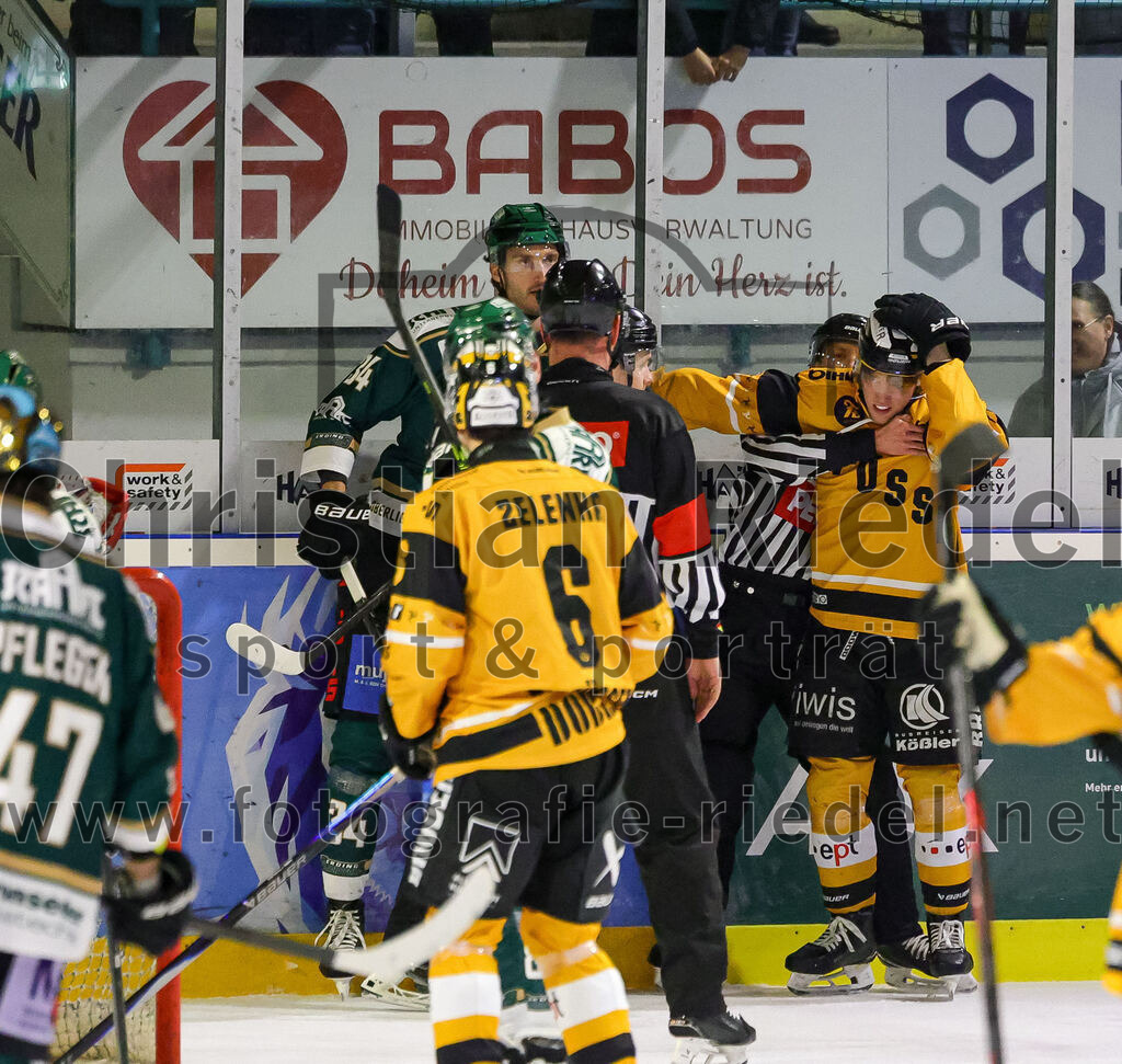 2026-02-27_146_TSV_Erding_gegen_EV_Fuessen | Erding, Deutschland, 27.02.2026:Eishockey, Oberliga Süd 2025 / 2026, 51. Spieltag, TSV Erding gegen EV Füssen, Endergebnis: 2:4Bastian Cramer (Erding Gladiators, #34), Tim Flammann (EV Füssen, #23)Foto: Christian Riedel / fotografie-riedel.net