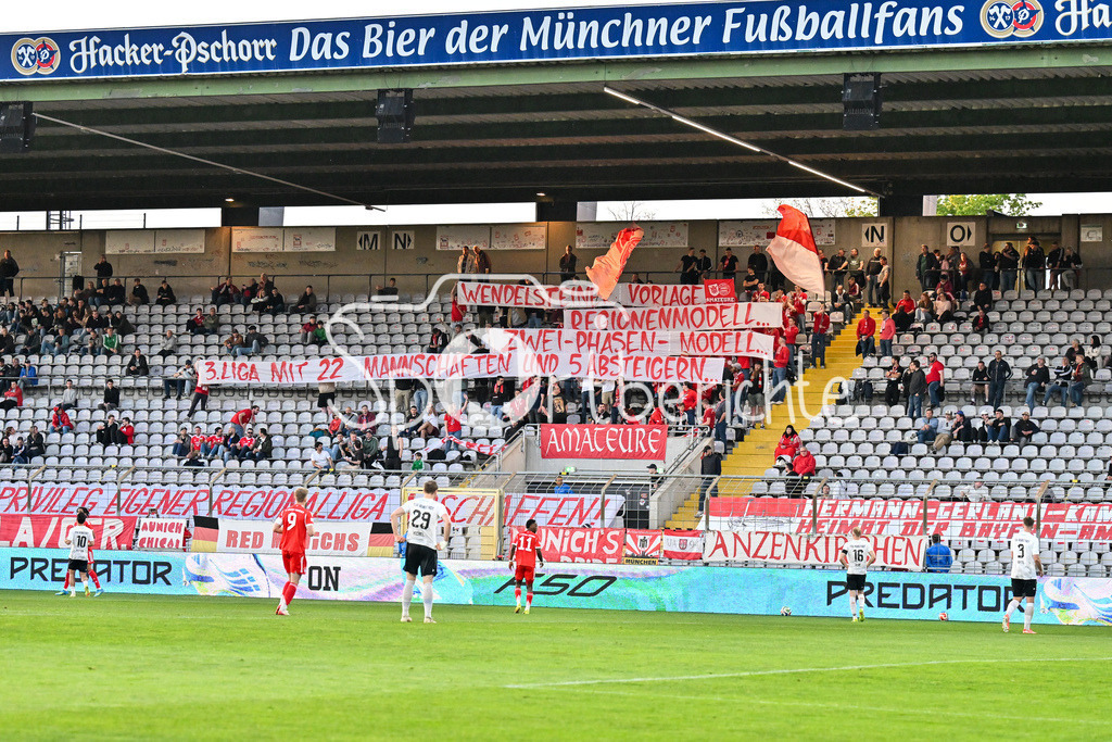 FC Bayern Amateure - TSV Aubstadt | MÜNCHEN, GERMANY - 24. APRIL: Sprchband der Bayern Fans - BFV während dem Match zwischen den Amateuren des FC Bayern und dem TSV Aubstadt am 31. Spieltag der Regionalliga Bayern im Grünwalder Stadion
