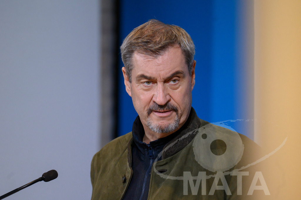 _DWI7617 | Bayerns Ministerpräsident Markus Söder (CSU) bei einer Pressekonferenz im Lokschuppen. Rosenheim, 02.12.2025 Bayern Deutschland - Realisiert mit Pictrs.com