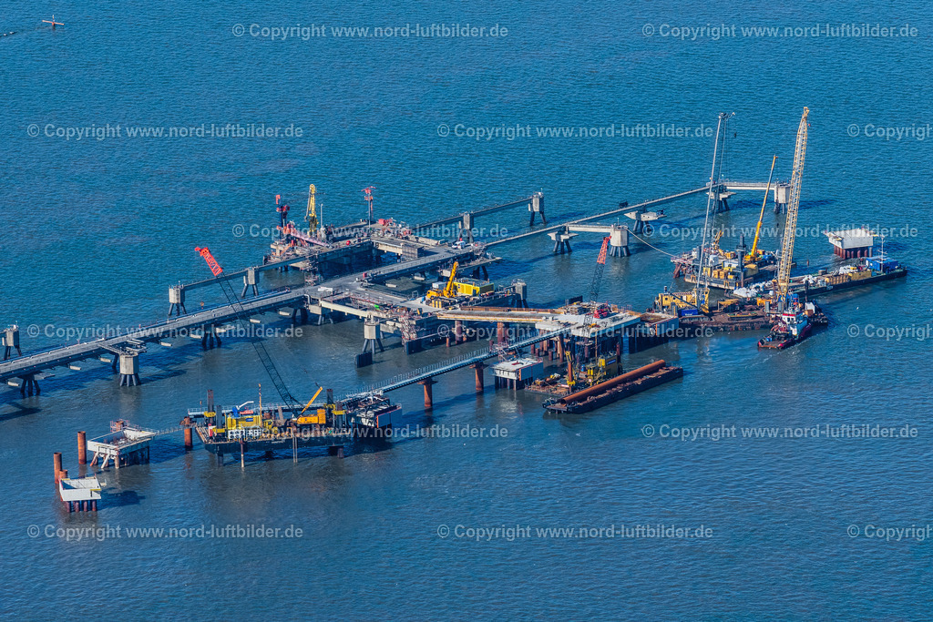 Wilhelmshaven_Lng_Terminal_Baustelle_ELS_5144091022 | WILHELMSHAVEN 09.10.2022 Baustelle zum Neubau der Wasserbrücke mit Leitungssystemen des LNG Erdgas und Flüssiggas- Terminal und Entladekai an der Nordsee in Wilhelmshaven im Bundesland Niedersachsen, Deutschland. Weiterführende Informationen bei: Depenbrock Bau GmbH & Co. KG,  Niedersachsen Ports GmbH & Co. KG,  TES Tree Energy Solutions GmbH,  Uniper Anlagenservice GmbH. // Construction site of water bridge with line systems of the LNG natural gas and liquid gas terminal and unloading quay at the North Sea in Wilhelmshaven in the state Lower Saxony, Germany. Further information at: Depenbrock Bau GmbH & Co. KG,  Niedersachsen Ports GmbH & Co. KG,  TES Tree Energy Solutions GmbH,  Uniper Anlagenservice GmbH. Foto: Martin Elsen