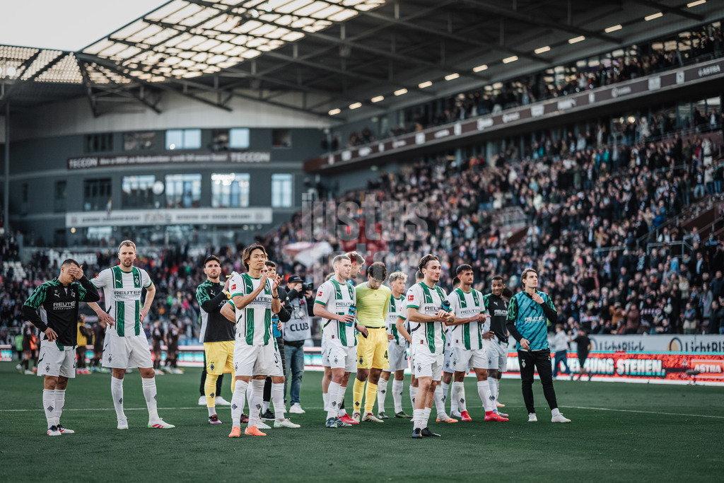 Fußball | Männer | Saison 2024/2025  | Fußball-Bundesliga | 28. Spieltag | FC St. Pauli vs. Borussia Mönchengladbach | 06.04.2025 | Das Team von Borussia Mönchengladbach applaudiert nach dem Spiel den Fans