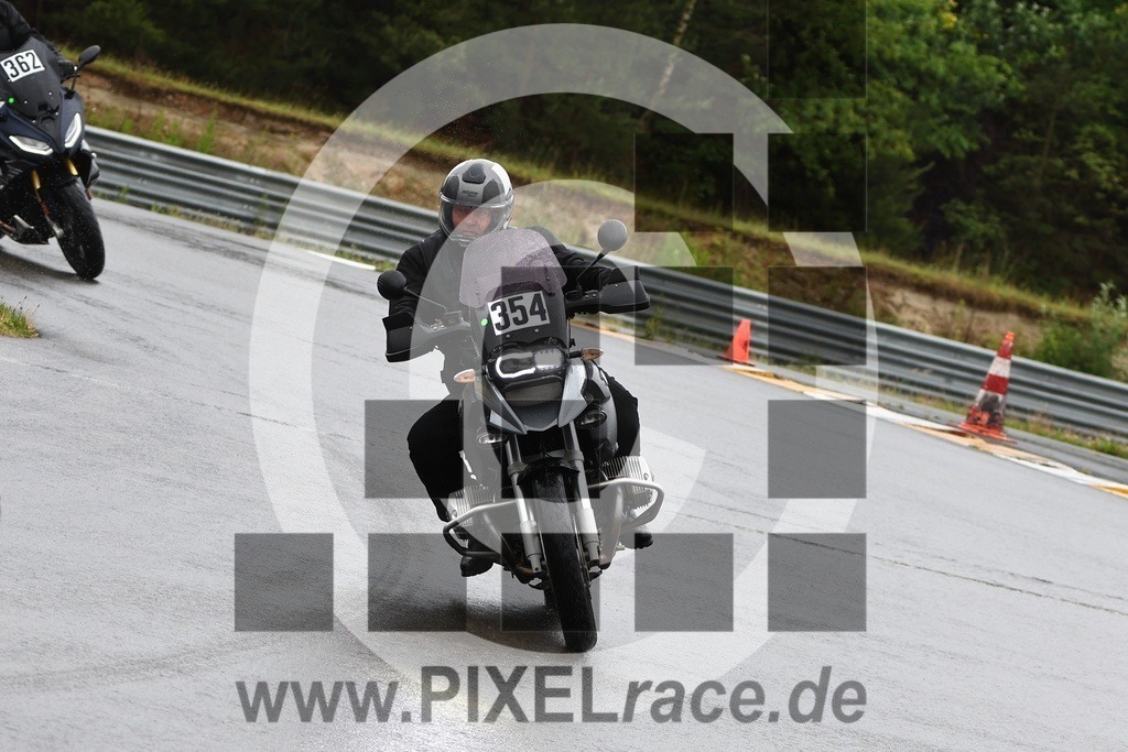 0354-20260612_01810 | Schöne Erinnerungen an spannende Momente - das festzuhalten ist unser Job. PIXELrace.de ist seit 2003 auf den Rennstrecken Europas unterwegs um die Action draußen beim Fahren und die wunderbare Stimmung imm Fahrerlager für euch einzufangen.