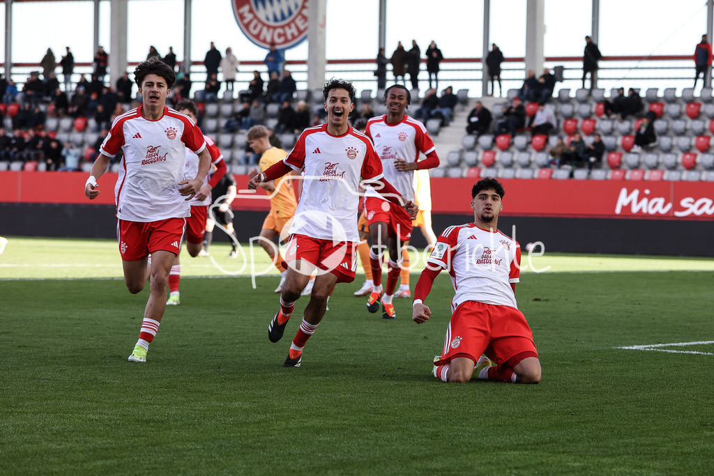 FC Bayern München U19 - TSG 1899 Hoffenheim U19 | Jubel nach dem Treffer zum 1-o fuer den FC Bayern durch Emirhan DEMIRCAN (FCB #11) / Torschuezte / Tor / Freude / Happy