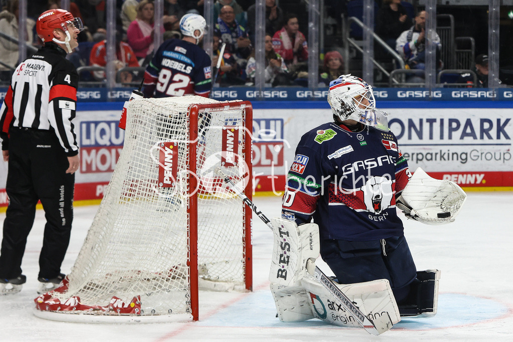 Eisbären Berlin - Augsburger Panther | Jake HILDEBRAND (EBB #30) hat den Puck in seiner Fanghand / Einzelfoto / Freisteller
