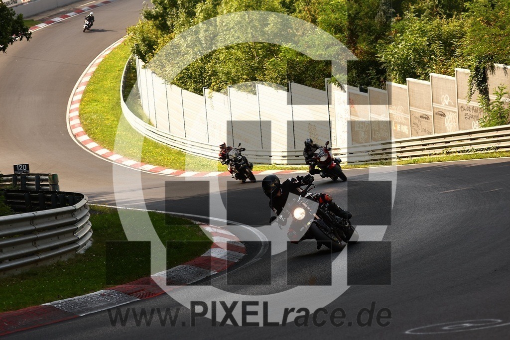 0302-20250814_03309 | Schöne Erinnerungen an spannende Momente - das festzuhalten ist unser Job. PIXELrace.de ist seit 2003 auf den Rennstrecken Europas unterwegs um die Action draußen beim Fahren und die wunderbare Stimmung imm Fahrerlager für euch einzufangen.