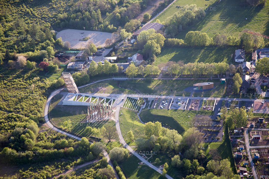 Luftbild: Gelände der Landesgartenschau (Landesgartenschau) 2015 mit assymetrischen Beeten und Kunstinstallationen in Landau in der Pfalz im Bundesland Rheinland-Pfalz in Deutschland. Foto: IMG_077413.jpg vom 21.04.2015 durch Werner Riehm/FLY-FOTO.de