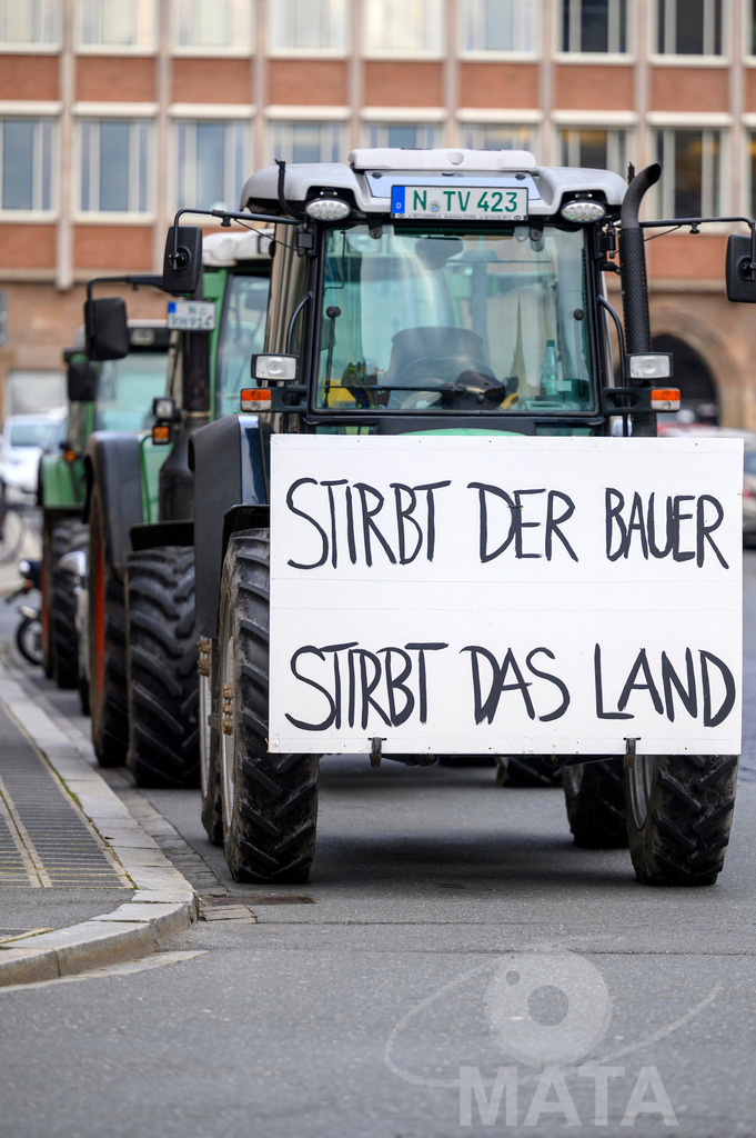 _DWA4259 | Bauerndemo gegen Agrarpolitik der Bundesregierung  auf dem Straße Obstmarkt und Hauptmarkt . Nürnberg, 08.01.2024 - Realisiert mit Pictrs.com