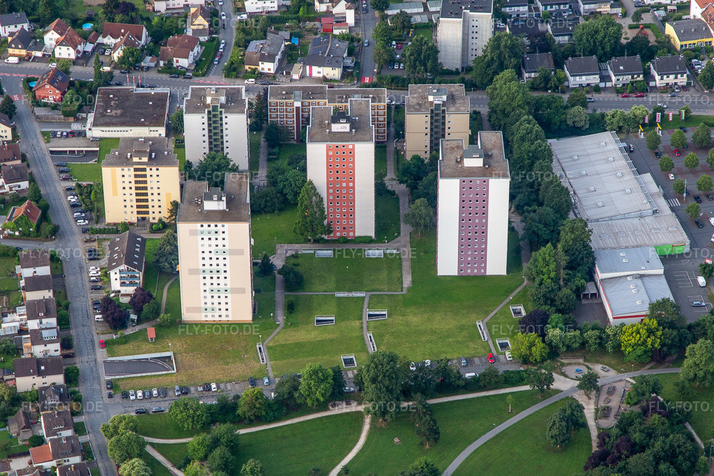 Luftbild: Hochhausensemble am Taunusplatz in Bensheim im Bundesland Hessen in Deutschland. Foto: IMG_142731.jpg vom 19.07.2024 durch Werner Riehm/FLY-FOTO.de
