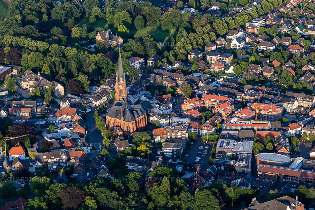 Luftbild: St. Gudula Kirche in Rhede im Bundesland Nordrhein-Westfalen in Deutschland. Foto: IMG_008015.jpg vom 12.07.2020 durch Werner Riehm/FLY-FOTO.de